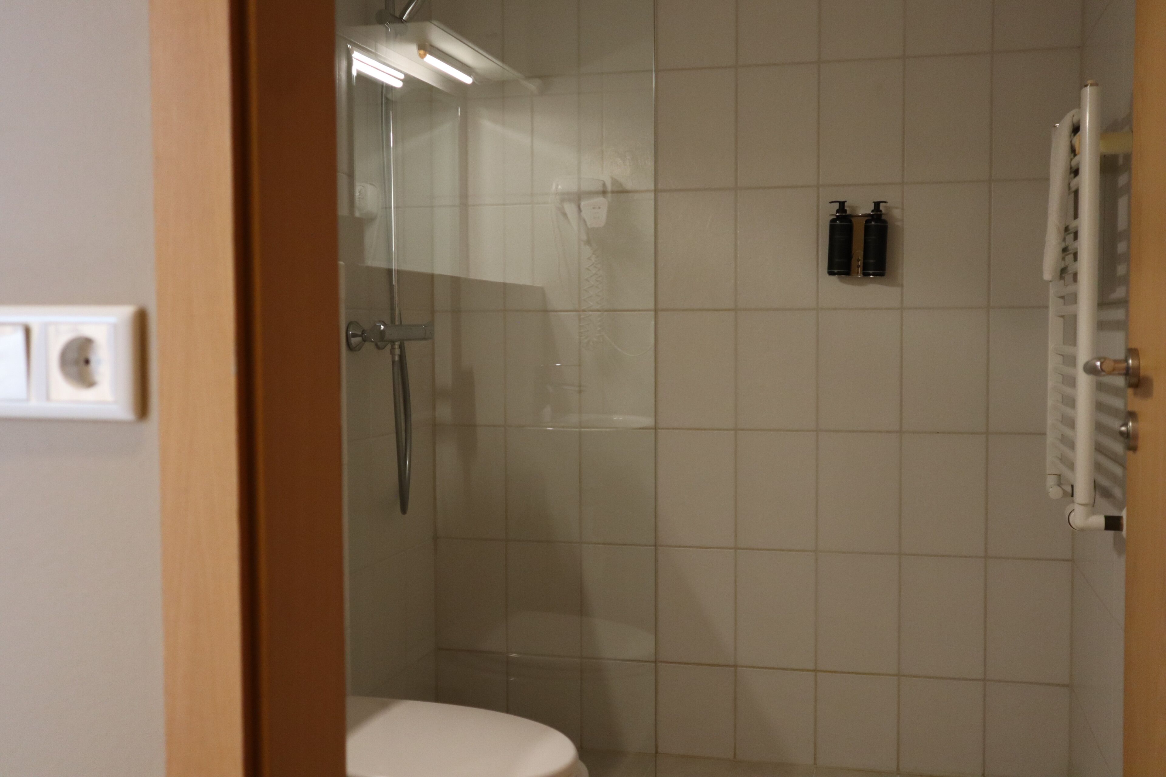 Douche, articles de toilette gratuits, sèche-cheveux