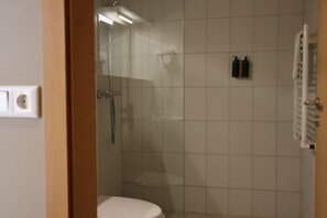 Douche, articles de toilette (gratuits), séchoir à cheveux