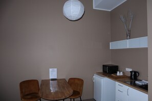 Fridge, microwave, highchair, cookware/dishes/utensils - Blue Viking Studios (Reykjanesbær)