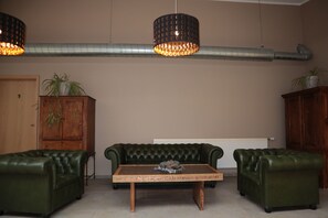 المنشأة من الداخل