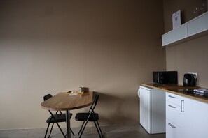 Réfrigérateur, four à micro-ondes, bouilloire électrique, chaise haute