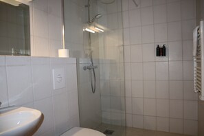 Suihku, ilmaiset hygieniatuotteet, hiustenkuivaaja, pyyhkeet