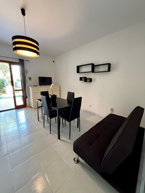 House | Living area | 43-inch flat-screen TV with cable channels