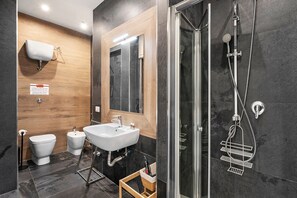 Shower, hair dryer, towels - 'Di Palma Suite Doppia' Room with Shared Terrace, Wi-Fi and Air Conditioning (Napoli)