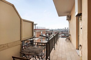 Property grounds - 'Di Palma Suite Doppia' Room with Shared Terrace, Wi-Fi and Air Conditioning (Napoli)