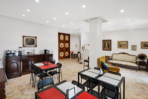 Dining - 'Di Palma Suite Doppia' Room with Shared Terrace, Wi-Fi and Air Conditioning (Napoli)