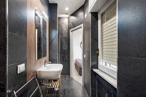 Shower, hair dryer, towels - 'Di Palma Suite Doppia' Room with Shared Terrace, Wi-Fi and Air Conditioning (Napoli)