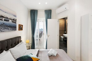 1 bedroom, iron/ironing board, WiFi, bed sheets - 'Di Palma Suite Doppia' Room with Shared Terrace, Wi-Fi and Air Conditioning (Napoli)
