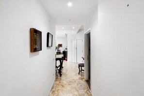 Interior - Di Palma Suite Family Room with Shared Terrace, Wi-Fi, and Air Conditioning (Napoli)