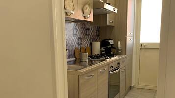 Frigorifero, microonde, forno, piano cottura