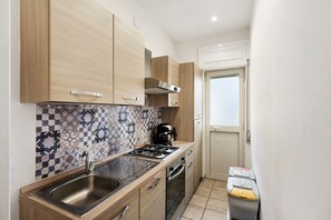 Fridge, microwave, oven, stovetop - Di Palma Suite Family Room with Shared Terrace, Wi-Fi, and Air Conditioning (Napoli)