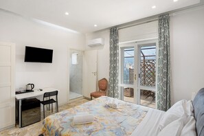 2 bedrooms, iron/ironing board, WiFi, bed sheets - ‘Di Palma Suite Tripla’ Room with Shared Terrace, Wi-Fi and Air Conditioning (Napoli)