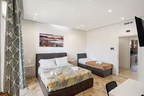 2 عدّة غرف نوم ومكواة/لوح كي وواي فاي وملاءات أسرّة