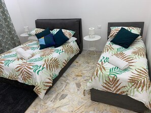 2 عدّة غرف نوم ومكواة/لوح كي وواي فاي وملاءات أسرّة