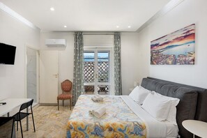 2 bedrooms, iron/ironing board, WiFi, bed sheets - ‘Di Palma Suite Tripla’ Room with Shared Terrace, Wi-Fi and Air Conditioning (Napoli)