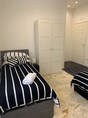 2 عدّة غرف نوم ومكواة/لوح كي وواي فاي وملاءات أسرّة