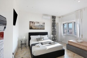 2 bedrooms, desk, iron/ironing board, WiFi - Suite Di Palma Deluxe Triple Room with Shared Terrace, Wi-Fi and Air Conditioning (Napoli)