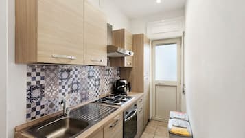 Frigorifero, microonde, forno, piano cottura