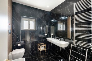 Shower, free toiletries, hair dryer, towels - Suite Di Palma Deluxe Triple Room with Shared Terrace, Wi-Fi and Air Conditioning (Napoli)