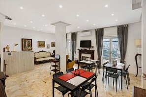 Interior - Suite Di Palma Deluxe Triple Room with Shared Terrace, Wi-Fi and Air Conditioning (Napoli)