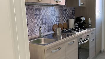 Frigorifero, microonde, forno, piano cottura