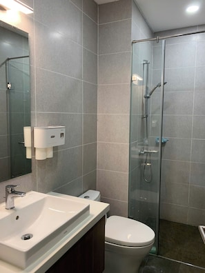 Baignoire et douche séparées, articles de toilette gratuits