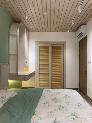 Schreibtisch, laptopgeeigneter Arbeitsplatz, kostenloses WLAN