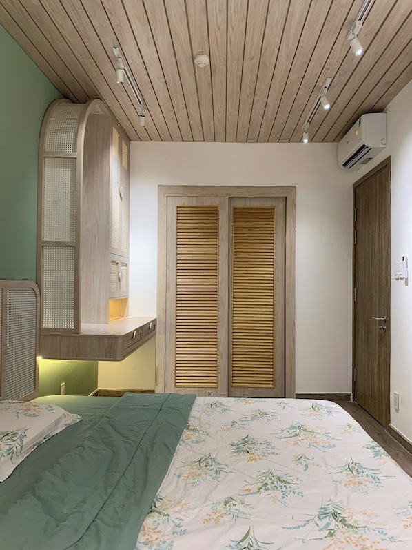 Desk, laptop workspace, free WiFi