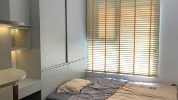 Bureau, espace de travail pour ordinateur portable, Wi-Fi gratuit