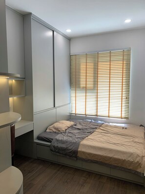 Desk, laptop workspace, free WiFi