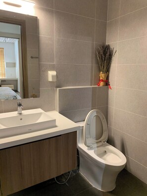 Separate tub and shower, free toiletries, hair dryer, towels