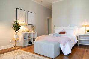 2 عدّة غرف نوم ومكواة/لوح كي وواي فاي وملاءات أسرّة