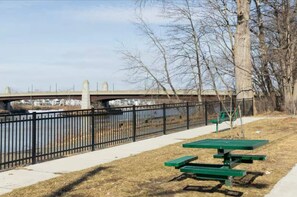Outdoor dining - Charming North Troy apartments by the River (Troy)