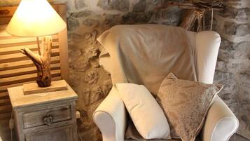 TV, caminetto, tavolo da ping pong, libri