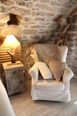 TV, caminetto, tavolo da ping pong, libri