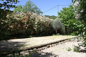 A garden with a gravel path, trees, and flowering shrubs. - Mas de la Filoselle, vacation home for 14 people at the foot of the Cevennes mountains (Saint-Martin-de-Valgalgues)