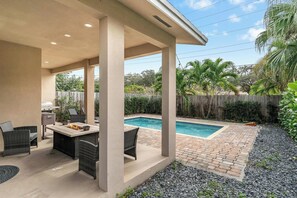 Outdoor dining - Fox Grand Residence- 6bd, 2 pools, pool table, ping pong (fort lauderdale)
