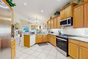 Kjøleskap, mikrobølgeovn, ovn og kokeplater