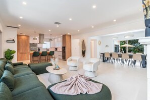 Télévision, cheminée