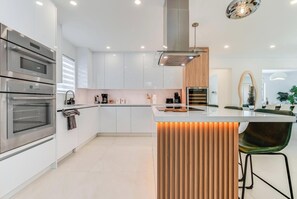 Kjøleskap, mikrobølgeovn, ovn og kokeplater