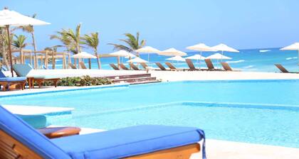 Luxurious unit infinity pool & Jacuzzi at Cana Rock Star