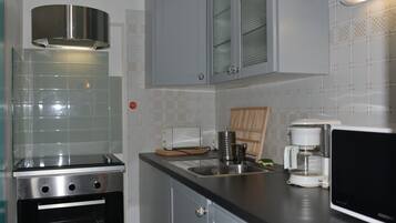 Een koelkast, een microgolfoven, een oven, een kookplaat