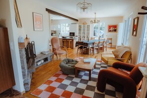 TV, fireplace, ping pong, stereo