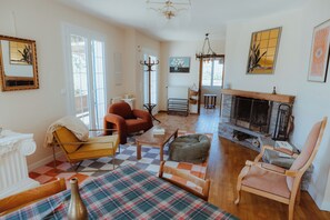 Télévision, cheminée, table de tennis de table, chaîne hi-fi