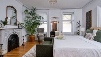 5 bedrooms, desk, iron/ironing board, travel crib