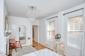 5 عدّة غرف نوم ومكتب ومكواة/لوح كي وسرير سفر