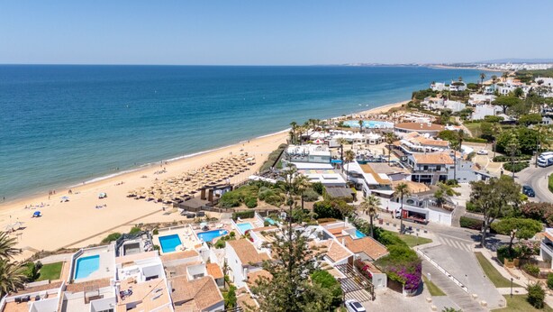 A coastal hotel with multiple swimming pools, beach access, and a view of the ocean. - Casa Aurora - Vale do Lobo (Vale do Lobo)
