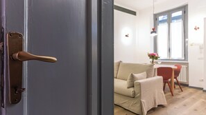 Classic-Apartment (1 Bedroom) | Wohnbereich | 32-Zoll-Fernseher mit Kabelempfang