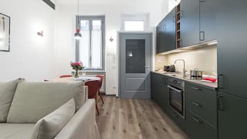 Klassiek appartement (1 Bedroom) | Privékeuken | Een microgolfoven, een oven, een waterkoker