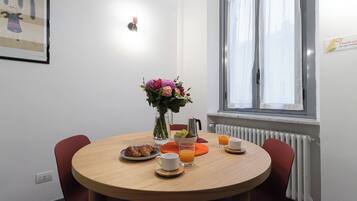 Classic-Apartment (1 Bedroom) | Esszimmer